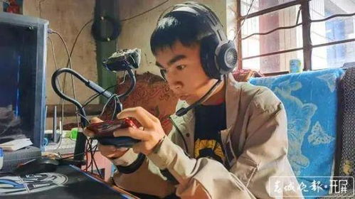 00后做游戏主播7年手指严重变形