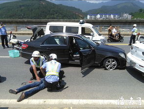 轿车逆行冲向少年 警车中间一横救5人(警车逆行撞到私家车谁的责任)