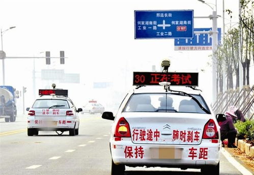 驾考安全员将学员按地上打？考场回应