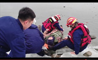 消防员跪爬冰面救人
