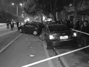 2岁娃突然下车被母亲开车撞倒在地