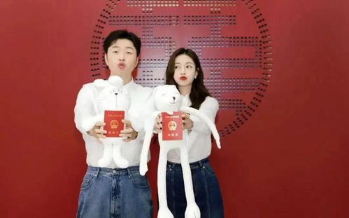 徐艺洋手拿婴儿鞋眼里都是幸福