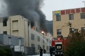 深圳豪宅发生爆炸 大火已扑灭