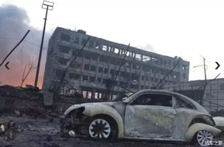 轿车突发爆炸 车主站车外躲过一劫