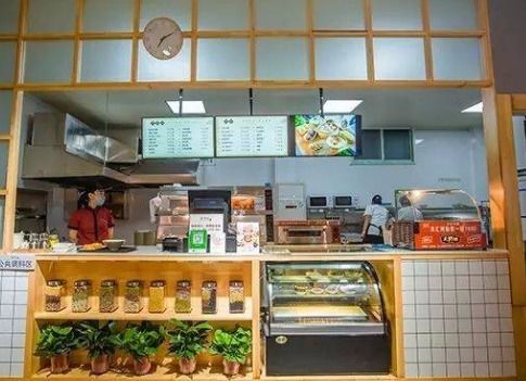 看广告赚钱开什么店合适