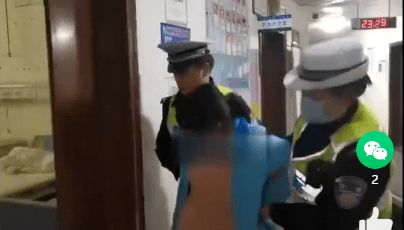 男子酒驾送妻上班 被公司保安举报