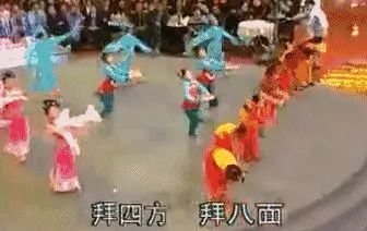老外模仿春晚机器人扭秧歌好抽象