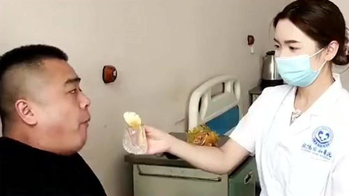 女生醒来相亲对象站床边系摆拍