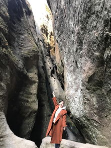 福建一半山腰现数百个违规墓穴