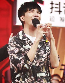 甲亢哥大张伟合唱《阳光彩虹小白马》