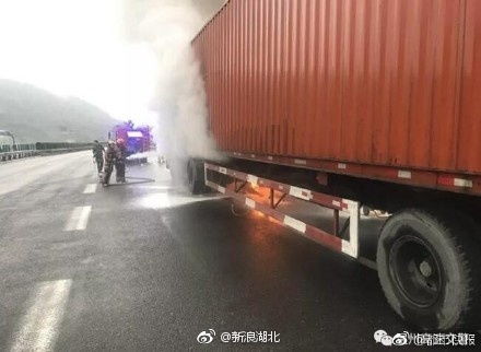 美国卡车起火烧光10多吨鸡蛋