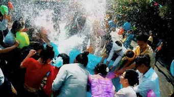 泼水节捡12个小孩