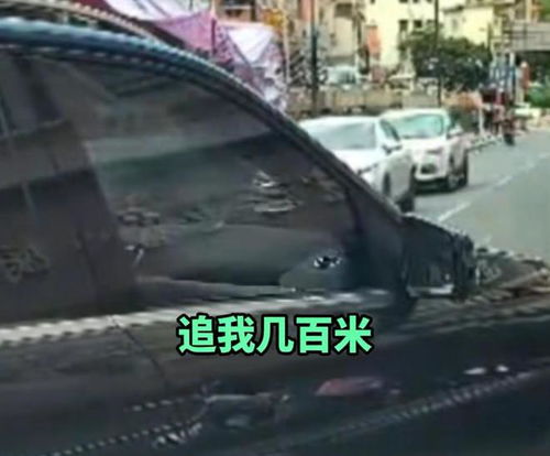 奔驰司机用球杆狂砸前车被刑拘(奔驰司机使用球杆猛砸前车致人受伤被拘)