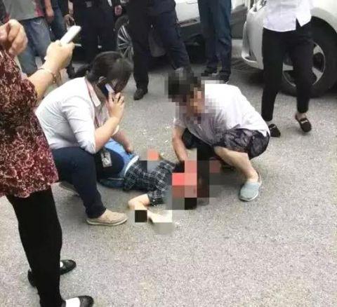 女孩疑被高空坠物砸身亡男友发声(女孩高空坠落视频)