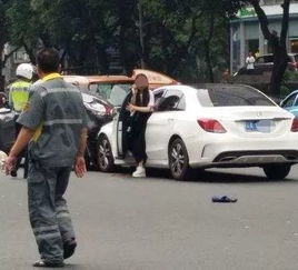 遭奔驰女司机亮证男子：目前安好(奔驰女司机什么来头)
