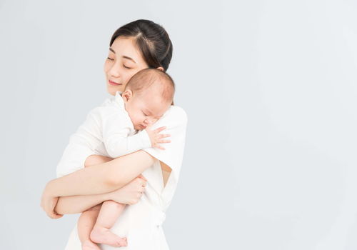 月嫂疏忽致29天婴儿重摔颅内出血(月嫂不小心摔到孩子了)