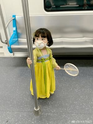 妈妈回应2岁萌娃自拍视频海外爆火(萌娃自拍文案)